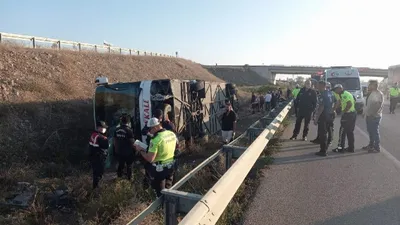 Yolcu otobüsü şarampole devrildi: Ölü ve yaralılar var