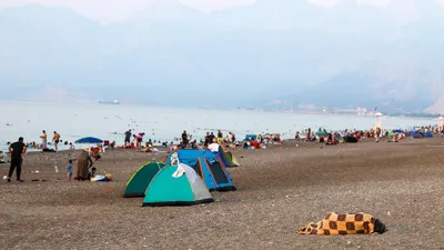 Deniz suyu sıcaklığı bile 31 derece... Sıcaktan bunalanlar sahilde sabahlıyor