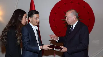 Cumhurbaşkanı Erdoğan'dan Mesut Özil'e ''çok özel'' hediye