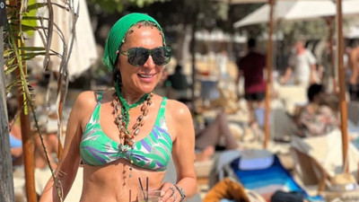 52 yaşındaki Asuman Dabak tatil pozlarıyla sosyal medyayı salladı