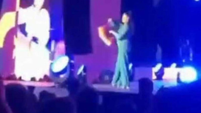 Reyhan Karaca da sahnede LGBTİ+ bayrağı açtı