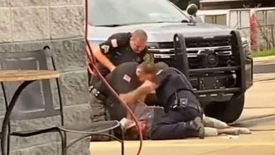ABD'de yine polis şiddeti: Öldüresiye dövdüler
