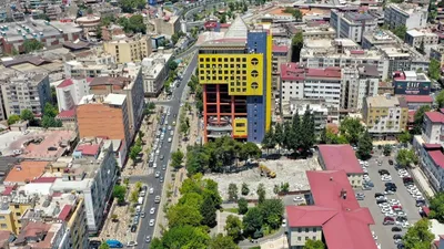 Dünyanın en saçma binası yerle bir oldu, derdi bitmedi