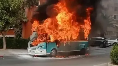 Seyir halindeki yolcu minibüsü alev topuna döndü