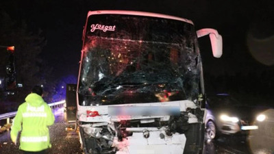 Yolcu otobüsü TIR'a çarptı: 25 yaralı