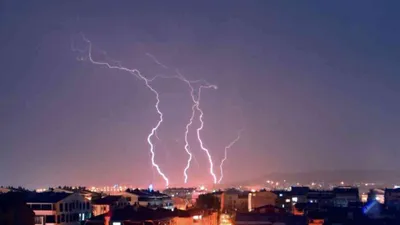 Kütahya’da çakan şimşekler kartpostallık görüntü oluşturdu