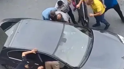 İstanbul'da skandal görüntüler: Galericiler polis dövdü