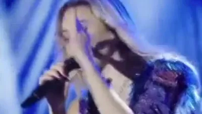 Hadise sahnede gözyaşlarına hakim olamadı