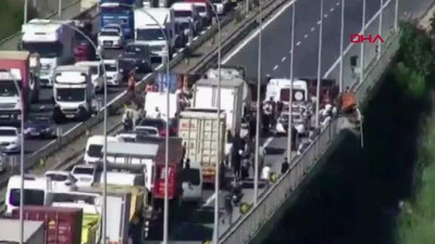 İstanbul'da feci kaza! TIR ikiye ayrıldı!