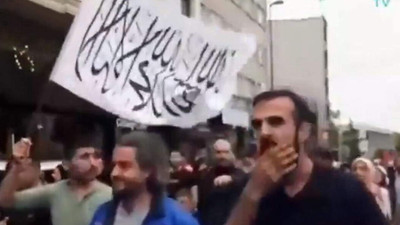 LGBT karşıtı mitingte Taliban bayrağı açtılar