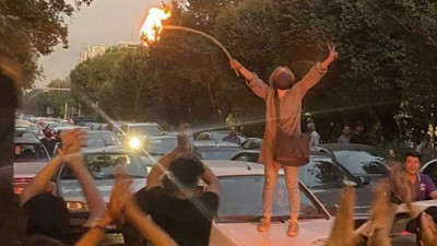 Mahsa Amini öfkesi büyüyor! Kadınlar sokakta başörtülerini yaktı