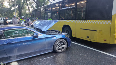 İETT otobüsü ile lüks otomobil kafa kafaya çarpıştı