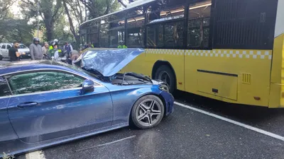 İETT otobüsü ile lüks otomobil kafa kafaya çarpıştı