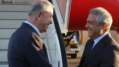 Bakan Akar, İngiliz mevkidaşı ile görüştü