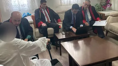 Mahkeme heyeti duruşma için ayaklarına geldi