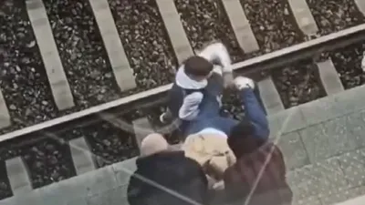 Yürekleri ağızlara getiren anlar: Raylara düştü, tren son anda durdu