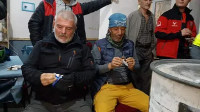 Uludağ'da mahsur kalan 2 paraşütçü kurtarıldı