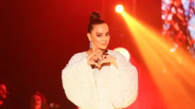 Ebru Gündeş gençlik halini paylaştı
