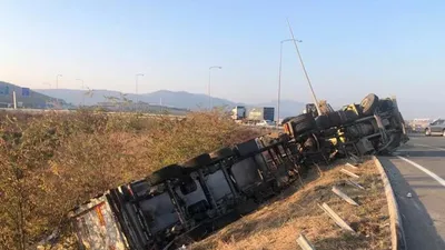 Bursa'da TIR devrildi: 2 kişi hayatını kaybetti