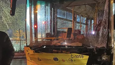 İETT otobüsü aydınlatma direğine çarptı
