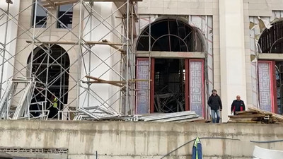 Cami inşaatında iskele çöktü: Çok sayıda yaralı var