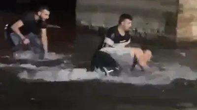 Yer: Adana... 50 kiloluk balıkları elle yakaladılar