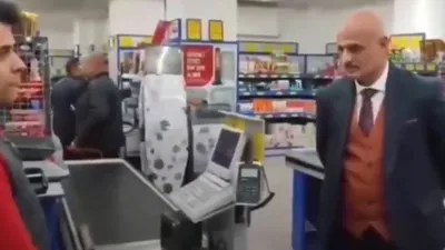 Çocuklarıyla BİM'e gidip, çocuklarına slogan attırdı