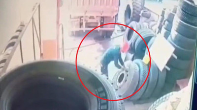 Lastik bomba gibi patladı! Ayağı yerden kesilen lastikçi kamerada