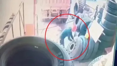Lastik bomba gibi patladı! Ayağı yerden kesilen lastikçi kamerada