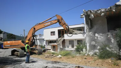Bodrum'da kaçak yapılar tek tek yıkılıyor