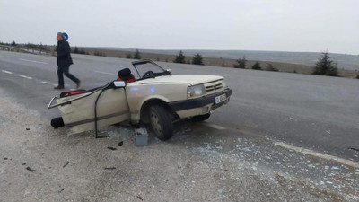 Ciple çarpışan otomobil ikiye bölündü