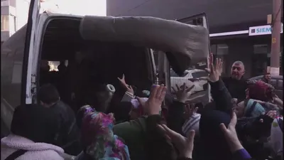 Bedava olduğunu duyan koştu! Birbirlerine girdiler