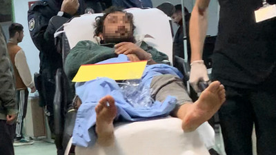 Bıçaklı saldırıya uğrayan polis, saldırganı etkisiz hale getirdi