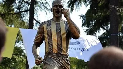 Taraftarlardan tepkiler devam ediyor: ''Alex de Souza'nın heykeli yıkılsın''