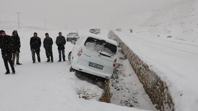 Kar bastırdı, yollar buz pistine döndü