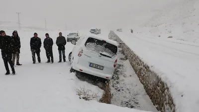 Kar bastırdı, yollar buz pistine döndü