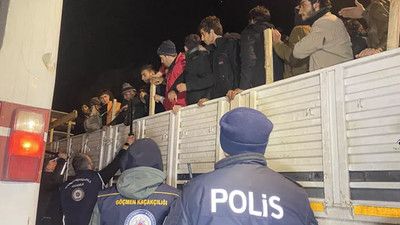 Plastik boru yüklü tırdan onlarca göçmen çıktı
