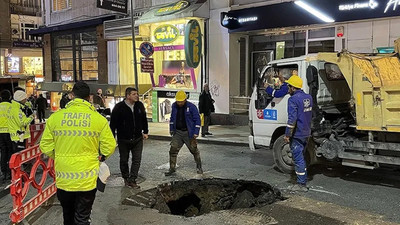 İstanbul'da su borusu patladı; yol çöktü