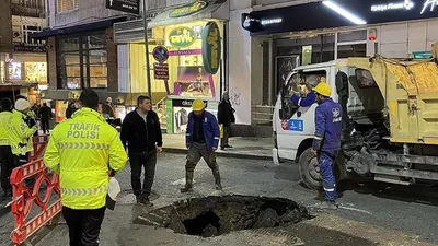 İstanbul'da su borusu patladı; yol çöktü