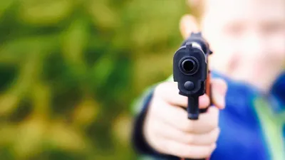 Akılalmaz olay! 6 yaşındaki çocuk öğretmenini silahla vurdu