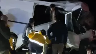 Minibüs kaza yaptı; kaçak göçmenler çil yavrusu gibi dağıldı