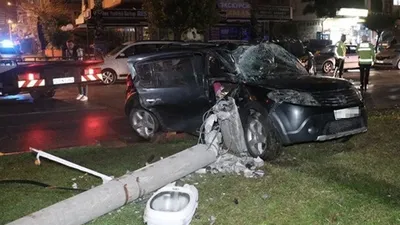 Feci kaza! Otomobil elektrik direğine çarptı: Yaralılar var!
