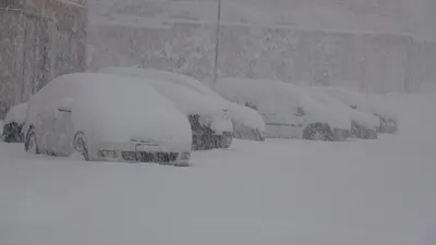 Kar kalınlığı 1 metreyi aştı, araçlar kayboldu!