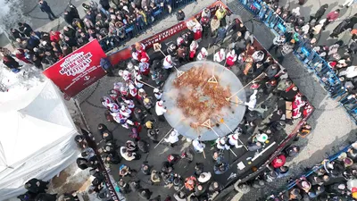 3 bin yumurta, 450 kilo sucuk ve... Kuyruğun sonu görülmedi!