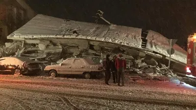 Adana 2 katlı bina yıkıldı, kurtarma çalışması sürüyor