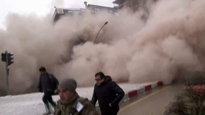7,5 şiddetindeki deprem hasarlı binayı böyle yıktı