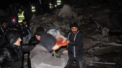 26 saat sonra çifte mucize: 2 çocuk sağ olarak kurtarıldı