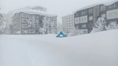 Sibirya değil Türkiye! Kar kalınlığı 3 metreyi aştı; araçlar kayboldu