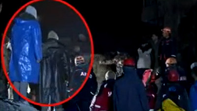 Enkaz üstünde hırsızlık anı canlı yayına yansıdı