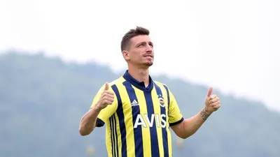 Fenerbahçeli Mert Hakan Yandaş minik depremzedeye sahip çıktı: Efemiz artık bana emanet